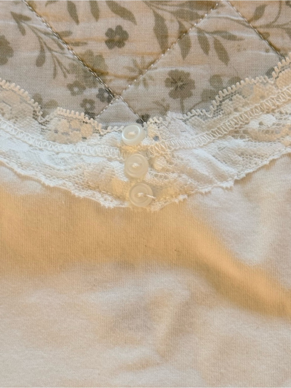 Brandy Melville white lace cami top with button details - Picture 3 of 6